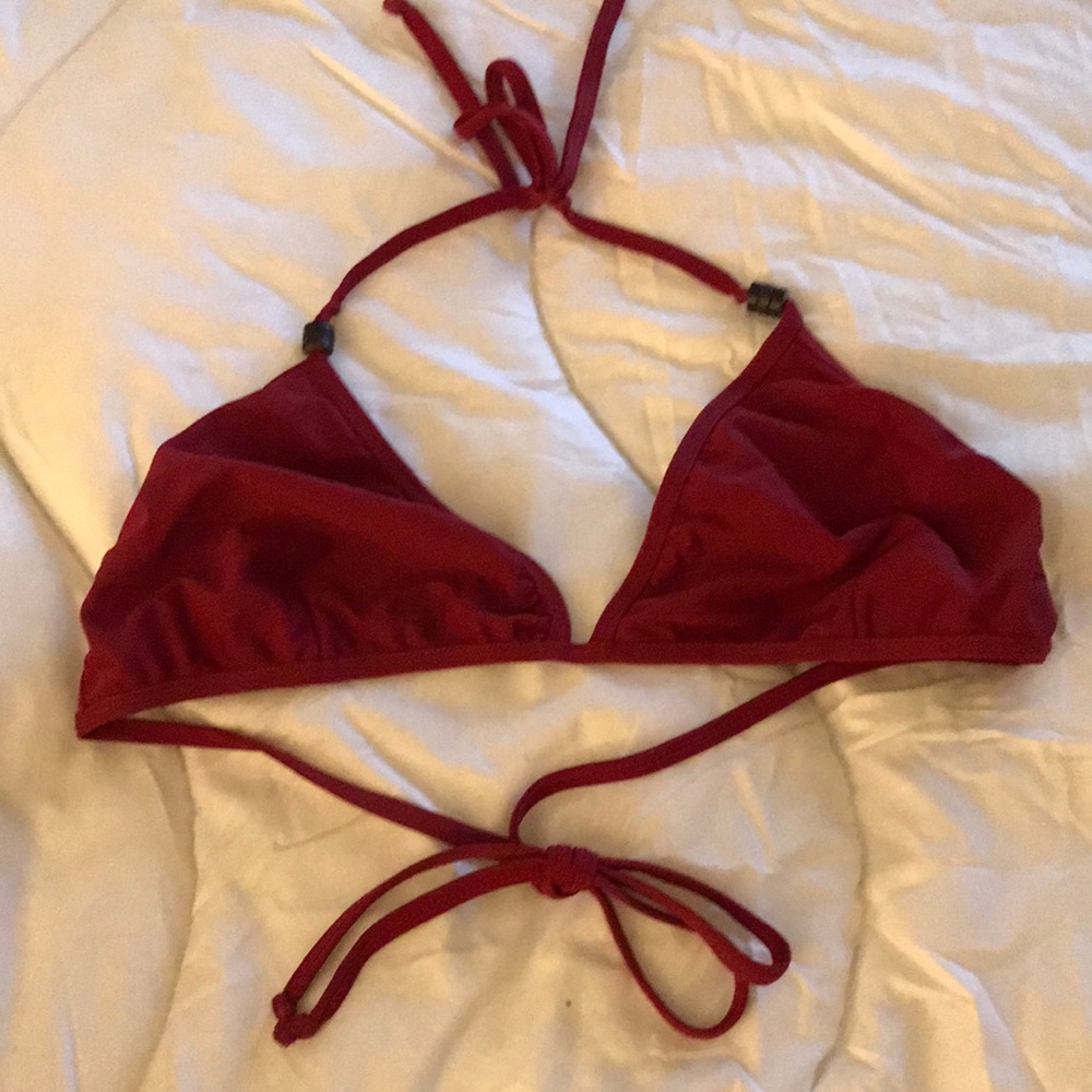 mora size L red triangle top
